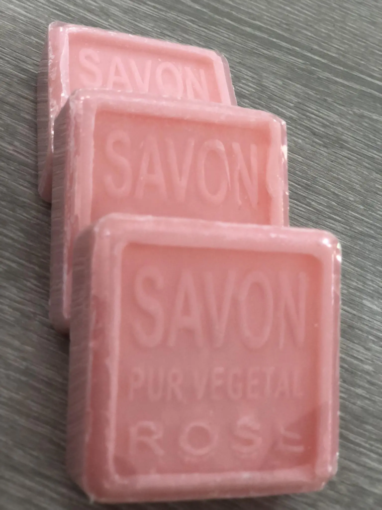 Savon carré à la rose